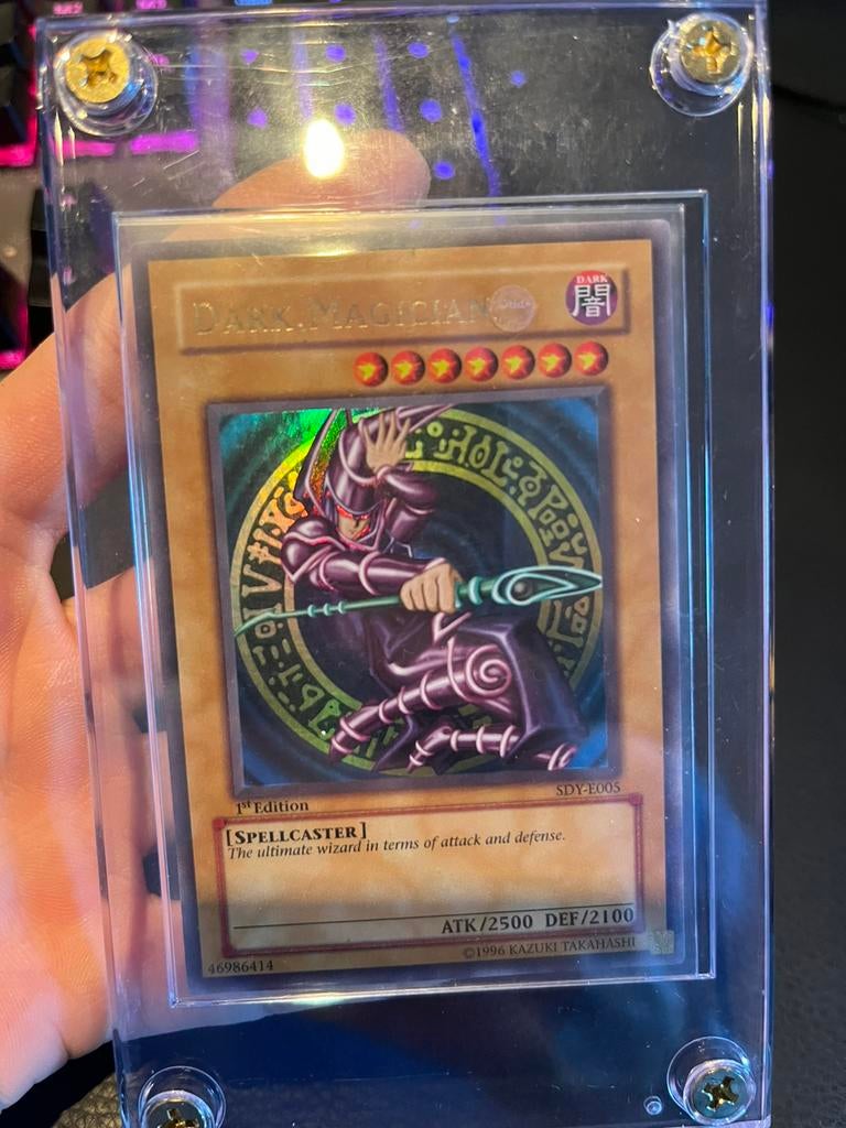 Dark magician SDY-E 1st edition, Hobby en Vrije tijd, Verzamelkaartspellen | Yu-gi-Oh!, Ophalen of Verzenden, Zo goed als nieuw