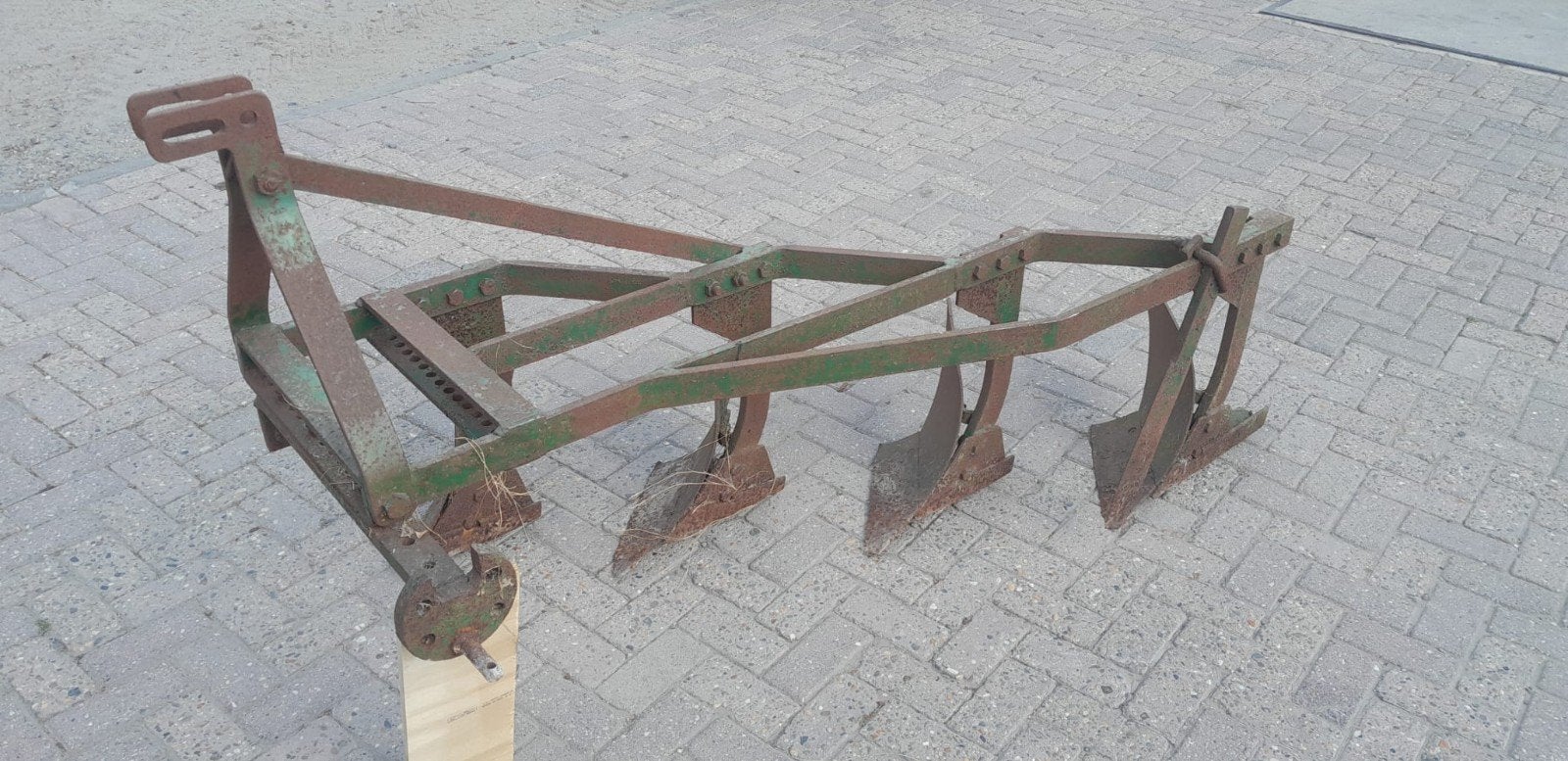 Robuuste 4-schaar ploeg voor grondbewerking, Ophalen