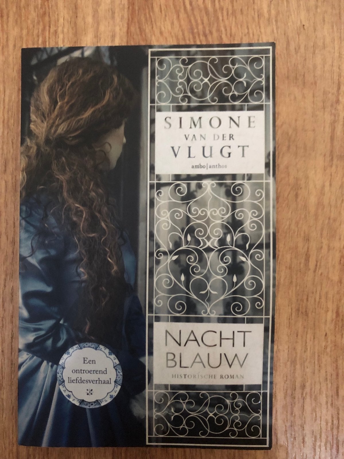 Nachtblauw - Simone van der Vlugt (Historische roman), Boeken, Ophalen of Verzenden, Gelezen