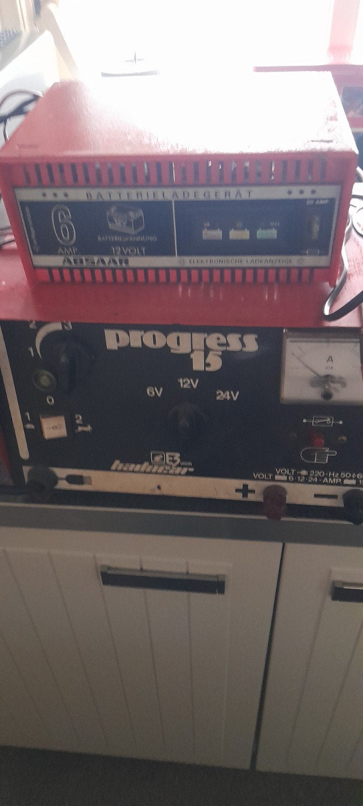 Accu opladers wegens ruimtegebrek schuur 2 stuks, Ophalen, Gebruikt