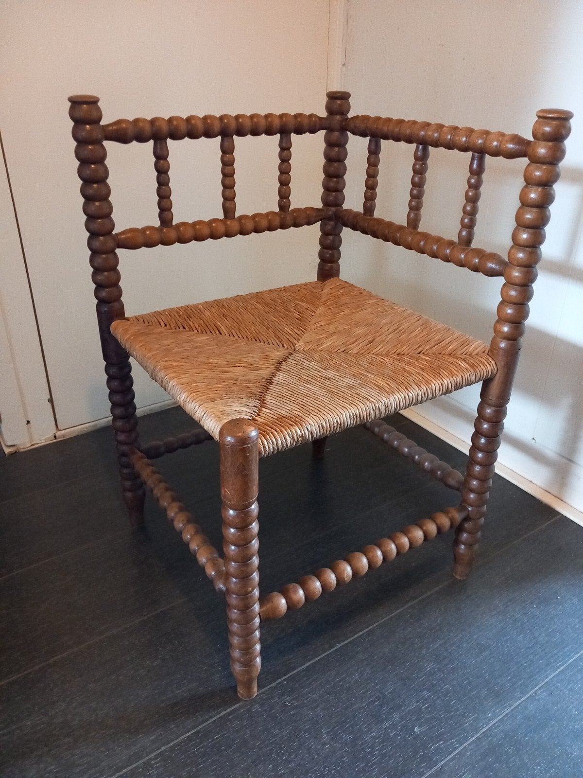Antieke hoekstoel met bobbin gedraaid hout en rieten zitting, Antiek en Kunst, Ophalen