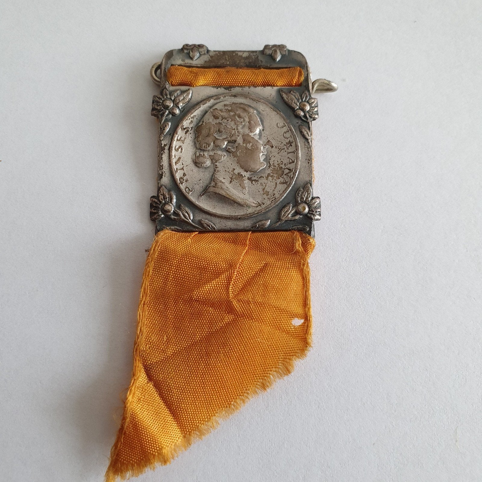 Oude speld Prinses Juliana met oranje lint, Verzamelen, Ophalen of Verzenden, Gebruikt, Nederland, Speld(je) of Lepel(tje)