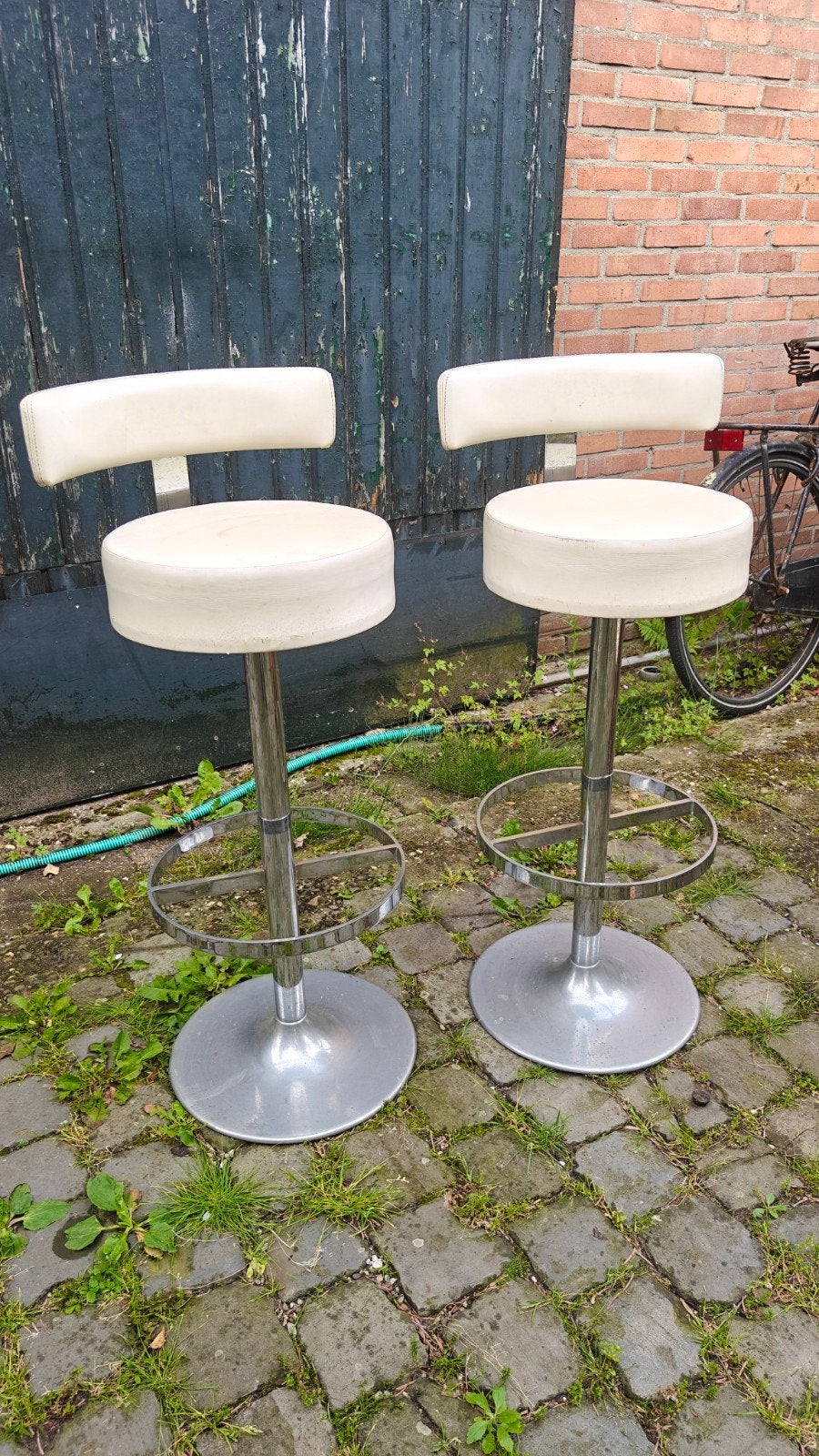 2 Vintage Barkrukken Wit Skai Leer - Verstelbaar, Huis en Inrichting, Barkrukken, Gebruikt, 90 cm of meer, Leer, Metaal, 2 krukken
