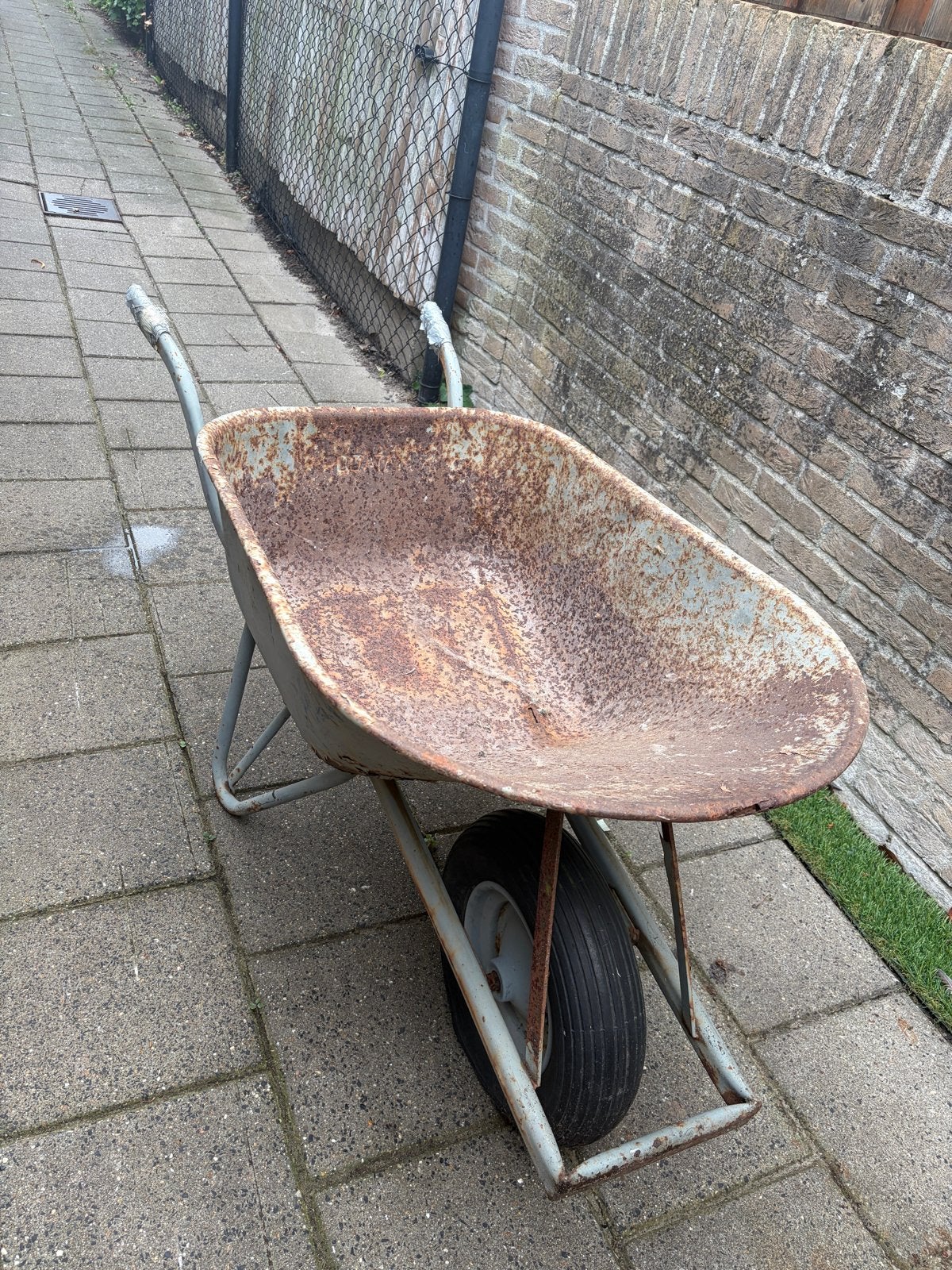 Oude kruiwagen met roest en lekke band, Ophalen, Gebruikt, Handmatig, Eenwielig