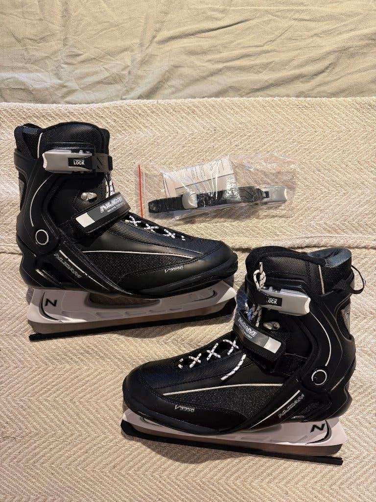 Nijdam ijshockeyschaatsen maat 44 | zwart semi-softboot, Sport en Fitness, Schaatsen, Ophalen of Verzenden, Zo goed als nieuw