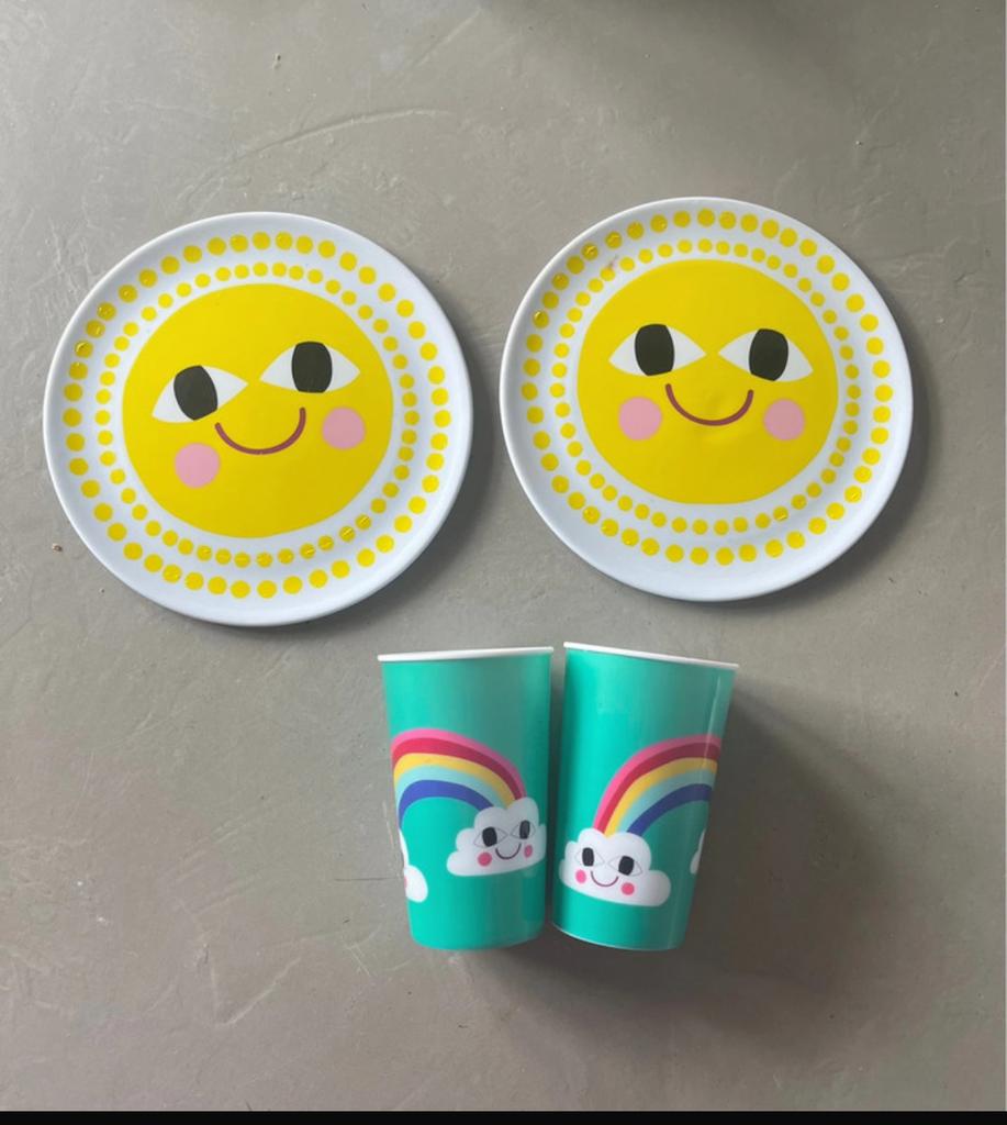 Vrolijk kinder servies: 2 borden en 2 bekers, Overige materialen, Ophalen of Verzenden, Zo goed als nieuw, Overige stijlen