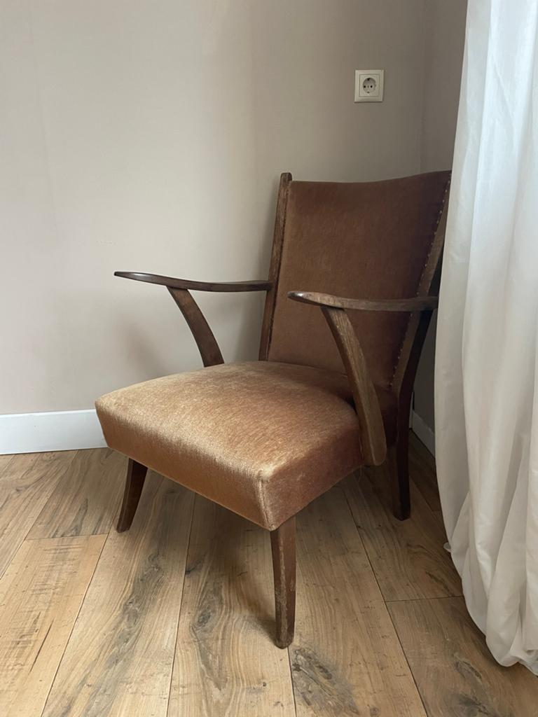 Vintage fauteuil met houten frame en velours bekleding, Ophalen