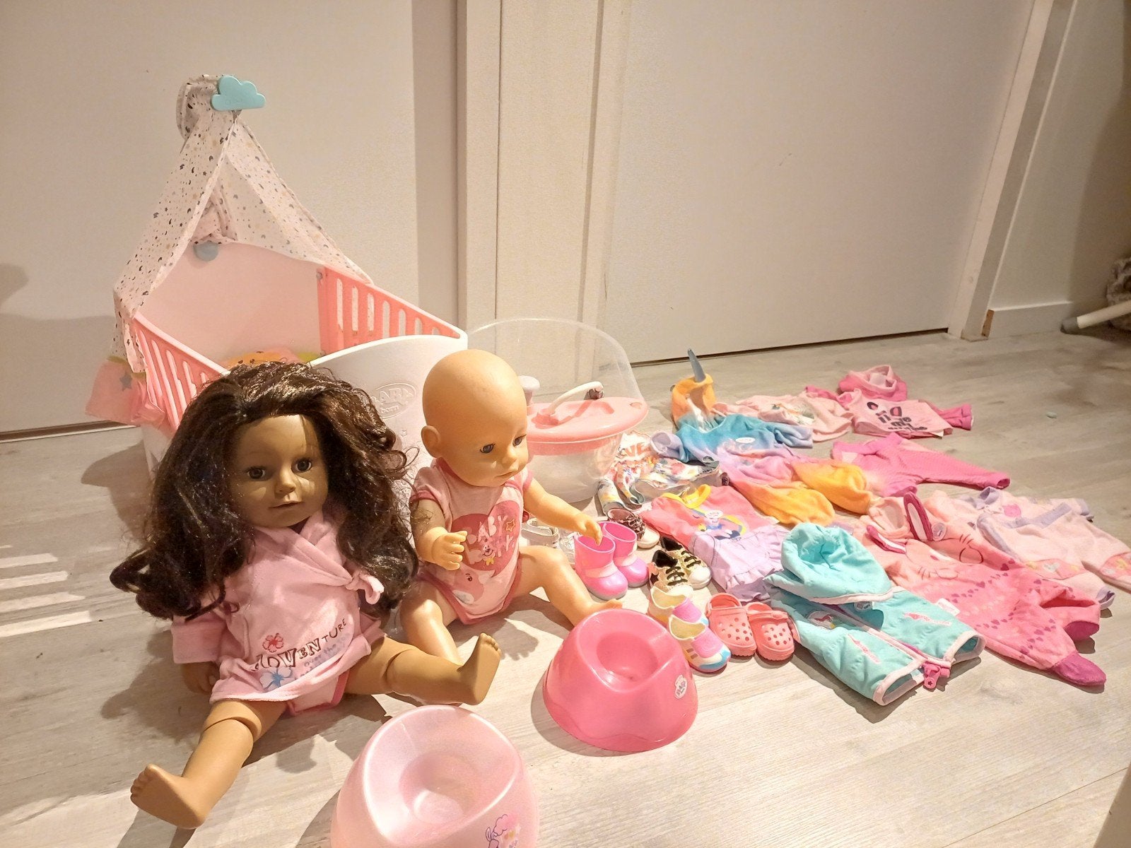 Baby born set (2 poppen, bed, bad, kleding), Kinderen en Baby's, Ophalen, Gebruikt, Babypop
