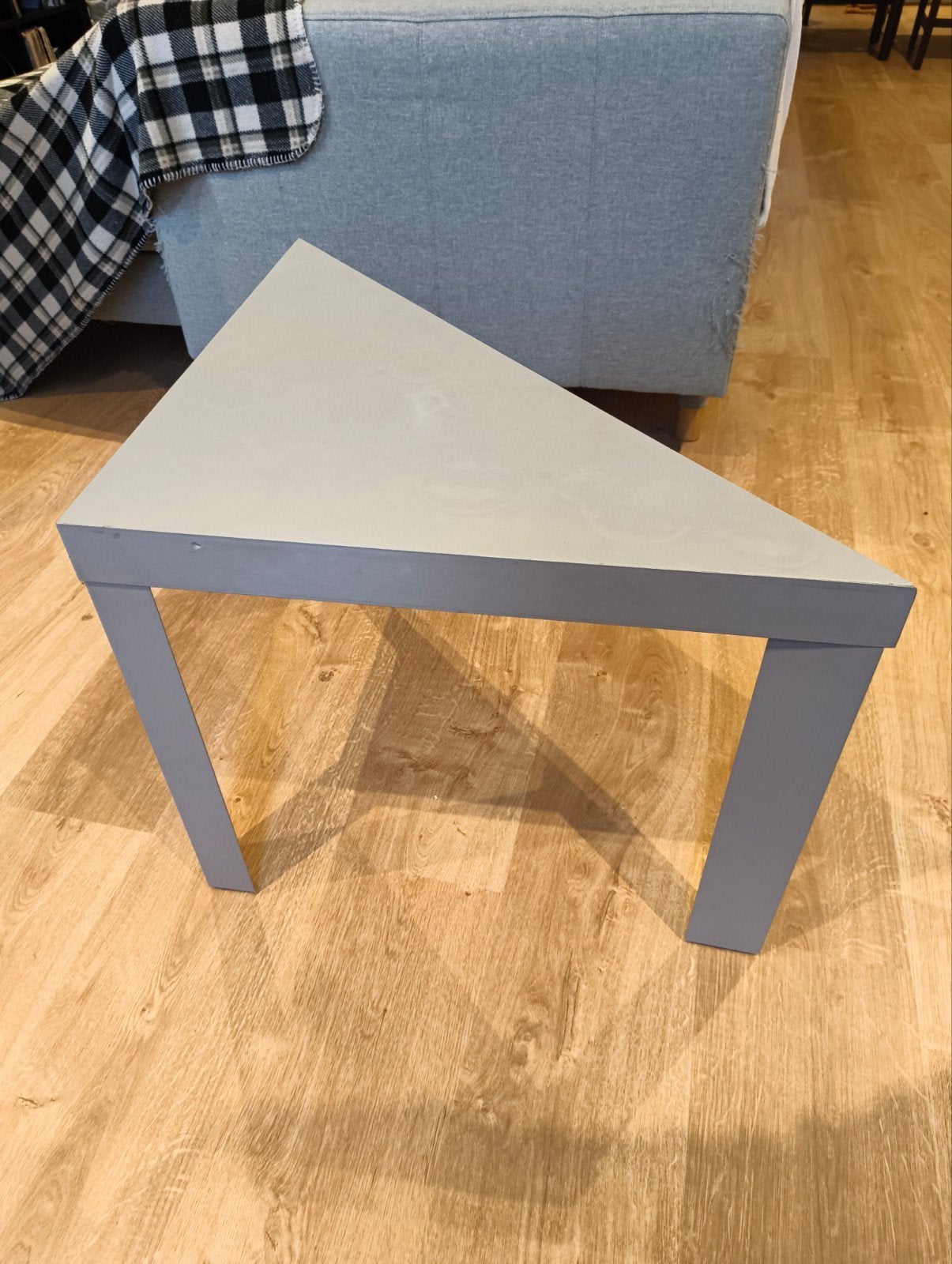 Driehoekige salontafel - Grijs, Ophalen, Minder dan 45 cm, Gebruikt, 55 tot 75 cm