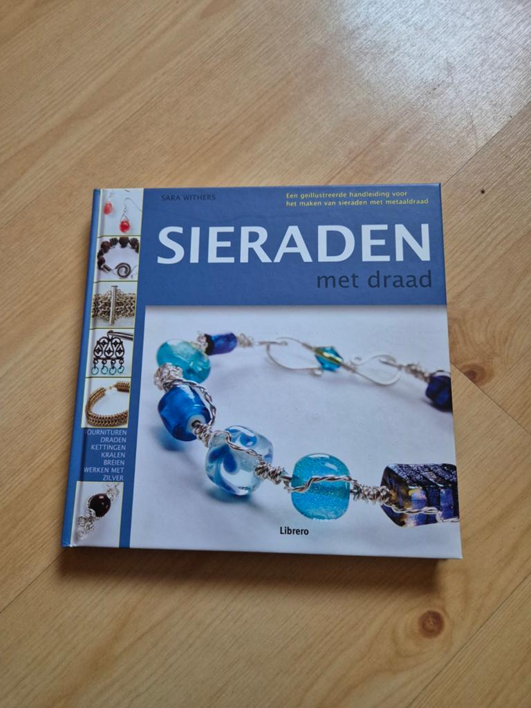 Sieraden met draad - Boek over sieraden maken, Boeken, Ophalen of Verzenden, Zo goed als nieuw, Sieraden maken, Sara Withers
