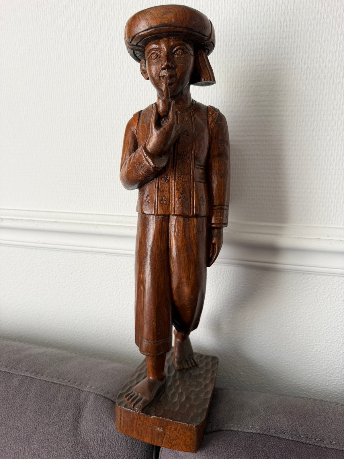 Prachtig houtsnijwerk beeld man met pijp en mand, Antiek en Kunst, Houtsnijwerk, Ophalen of Verzenden, Handgemaakt, 20 - 50 cm