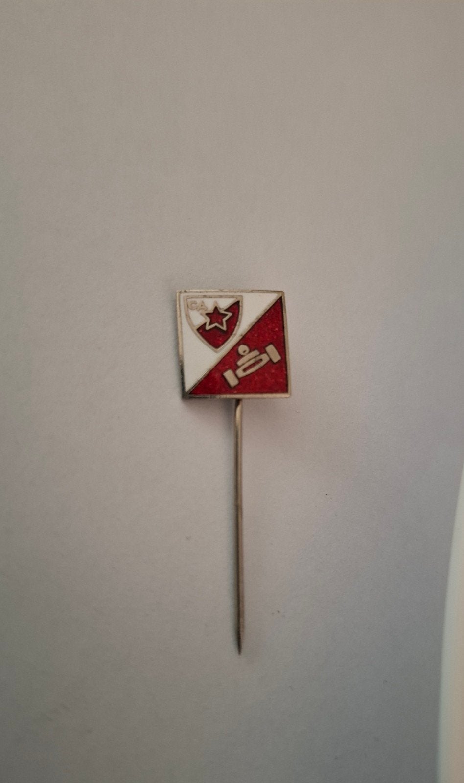 2 Speldjes SD Crvena Zvezda ( Rode ster Belgrado, Verzamelen, Ophalen of Verzenden, Nieuw, Sport, Speldje of Pin