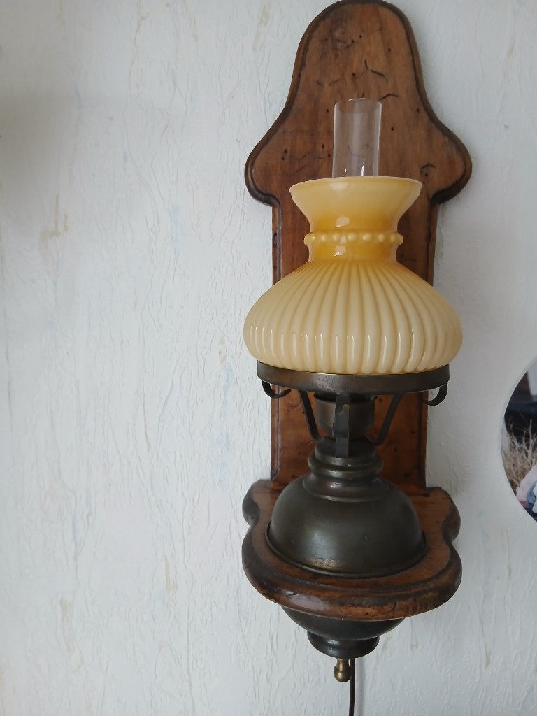Antieke wandlamp met houten achterplaat en glazen kap, Ophalen, Gebruikt, E14 (klein), Glas