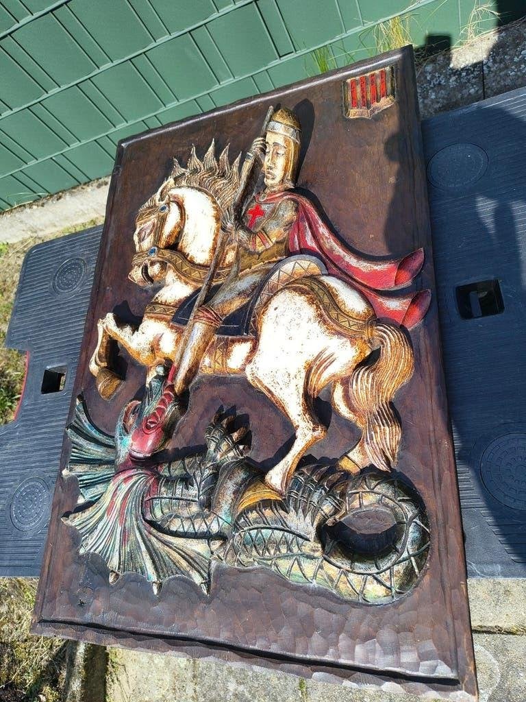Houten reliëf: Sint Joris en de Draak, Handgemaakt, Wanddecoratie, Hout, Meerkleurig