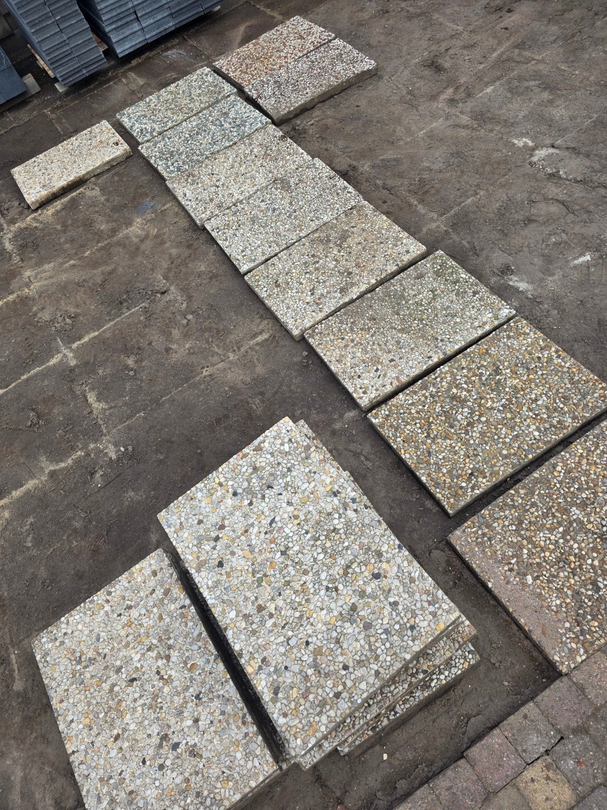 Gratis af te halen: Diverse gewassen grindtegels/betontegels, Ophalen, Gebruikt, 10 m² of meer, Beton