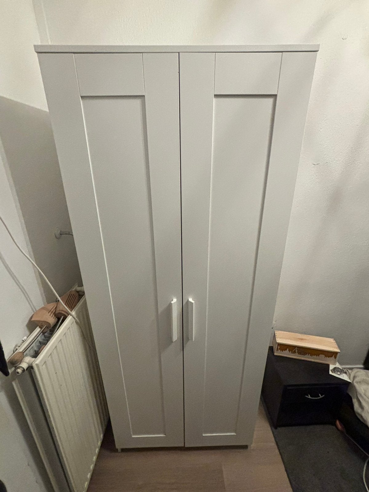Moderne kledingkast wit/grijs met hanggedeelte en legplanken, Huis en Inrichting, Kasten | Kledingkasten, Ophalen, 25 tot 50 cm