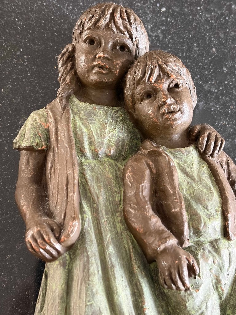 Jongen en meisje in brons Geert Kunen, Groep mensen, Minder dan 20 cm, Ophalen of Verzenden, Brons