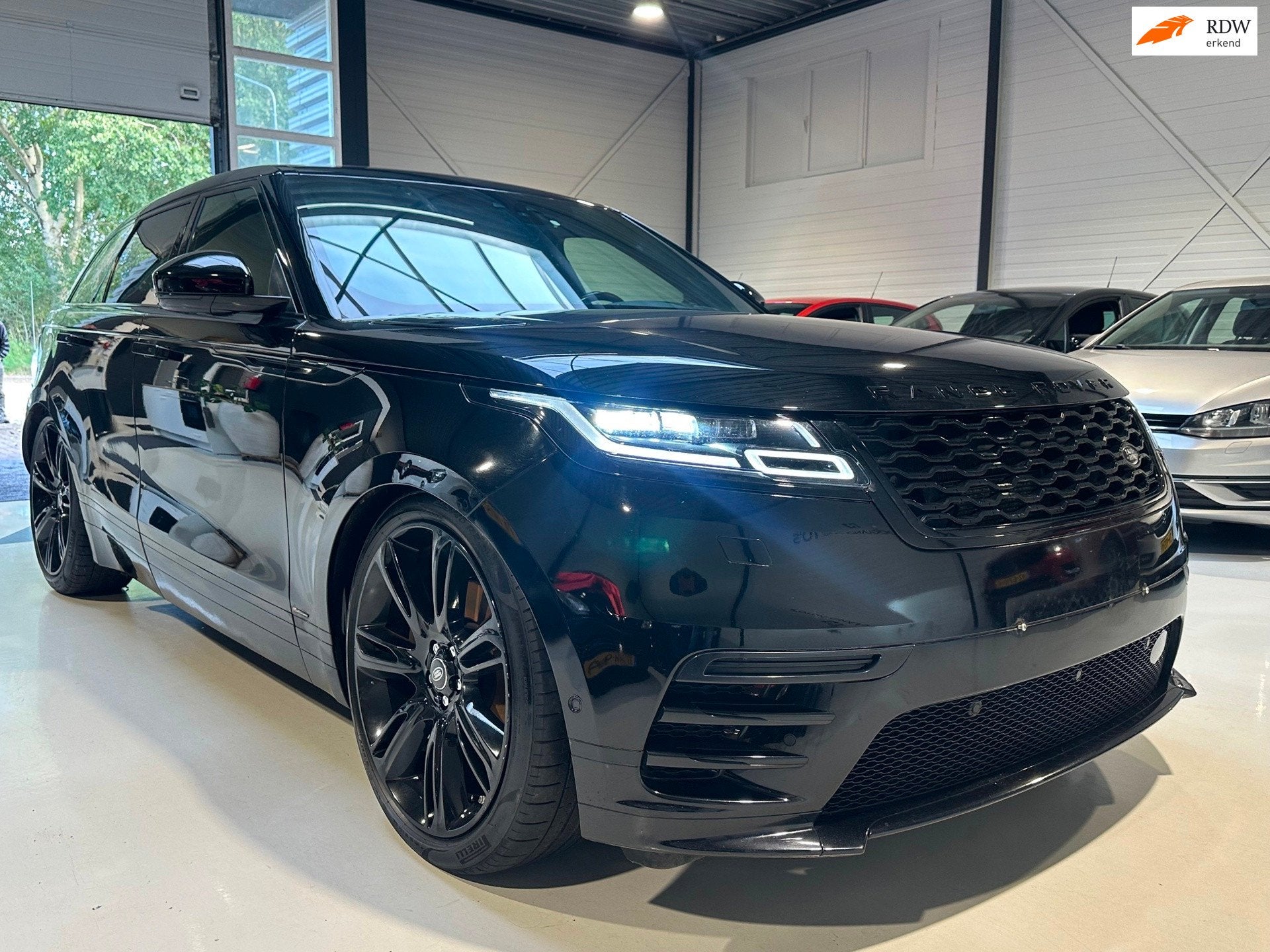 Land Rover Range Rover Velar 3.0 D300 AWD R-Dynamic HSE MOTO, Auto's, Automaat, Dealer onderhouden, 15 km/l, Gebruikt