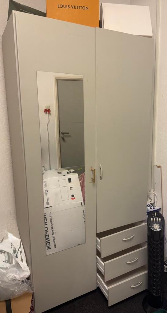 Grote mooie kledingkast,  mooie bijpassende bureau MOET WEG!, Huis en Inrichting, Bureaus, Ophalen, Hout, Zo goed als nieuw, Stopcontact