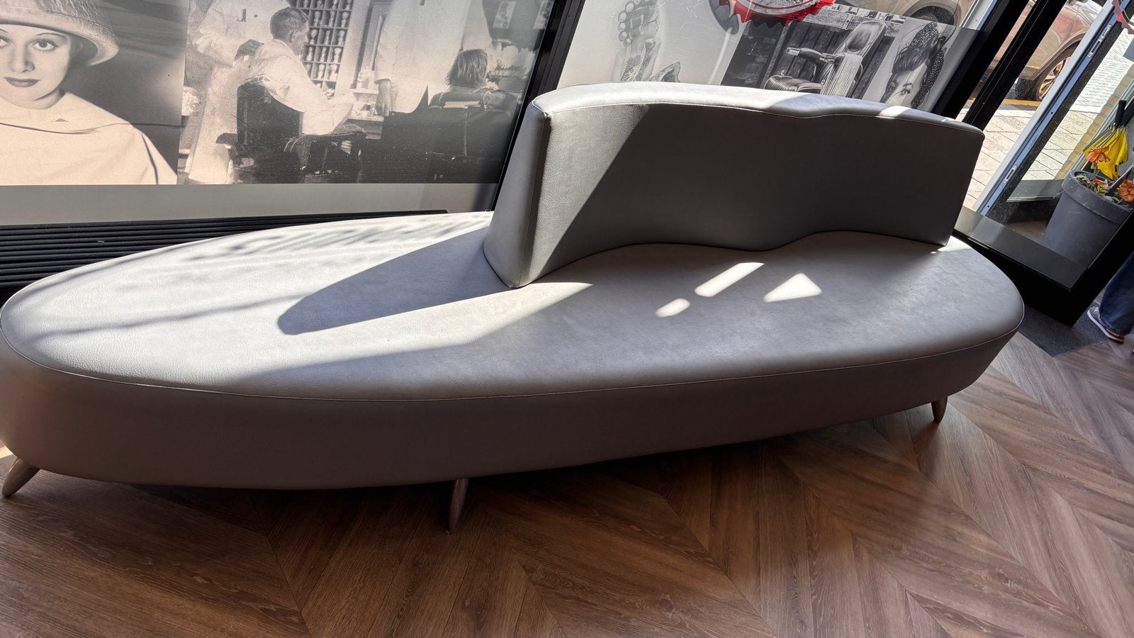 Stijlvolle grijze wachtkamer bank, 250 tot 300 cm, Gebruikt, Overige maten, 75 tot 100 cm