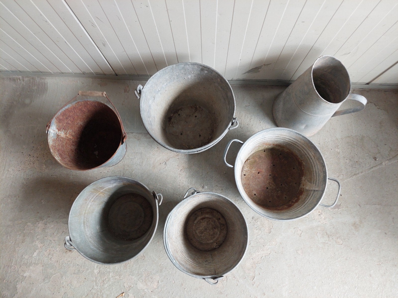 Lot van 6 oude zinken items: emmers en gieter, Ophalen