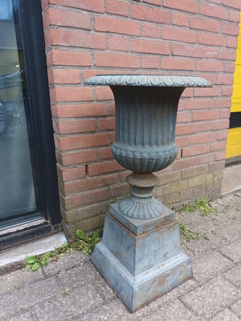 een stel gietijzeren vazen, Tuin en Terras, Ophalen
