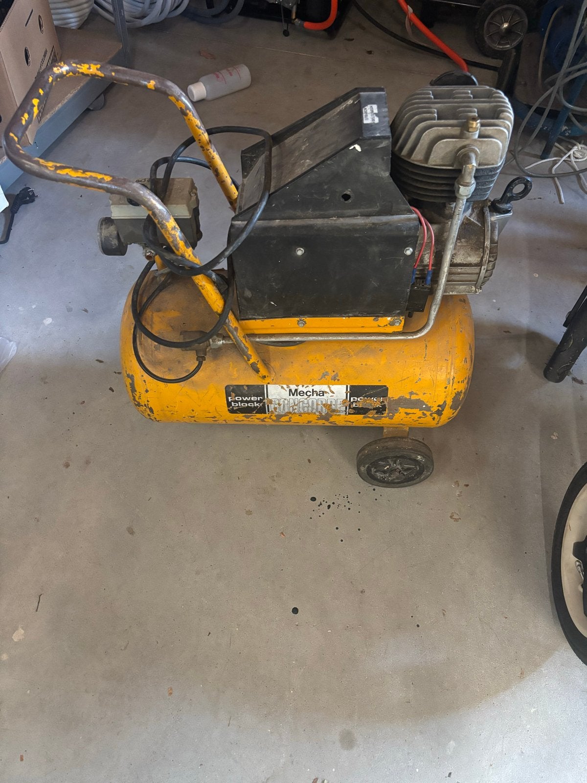 Compressor zonder reduceer en luchtkoppeling, Doe-het-zelf en Verbouw, Ophalen, Gebruikt, 6 tot 10 bar, Minder dan 200 liter/min