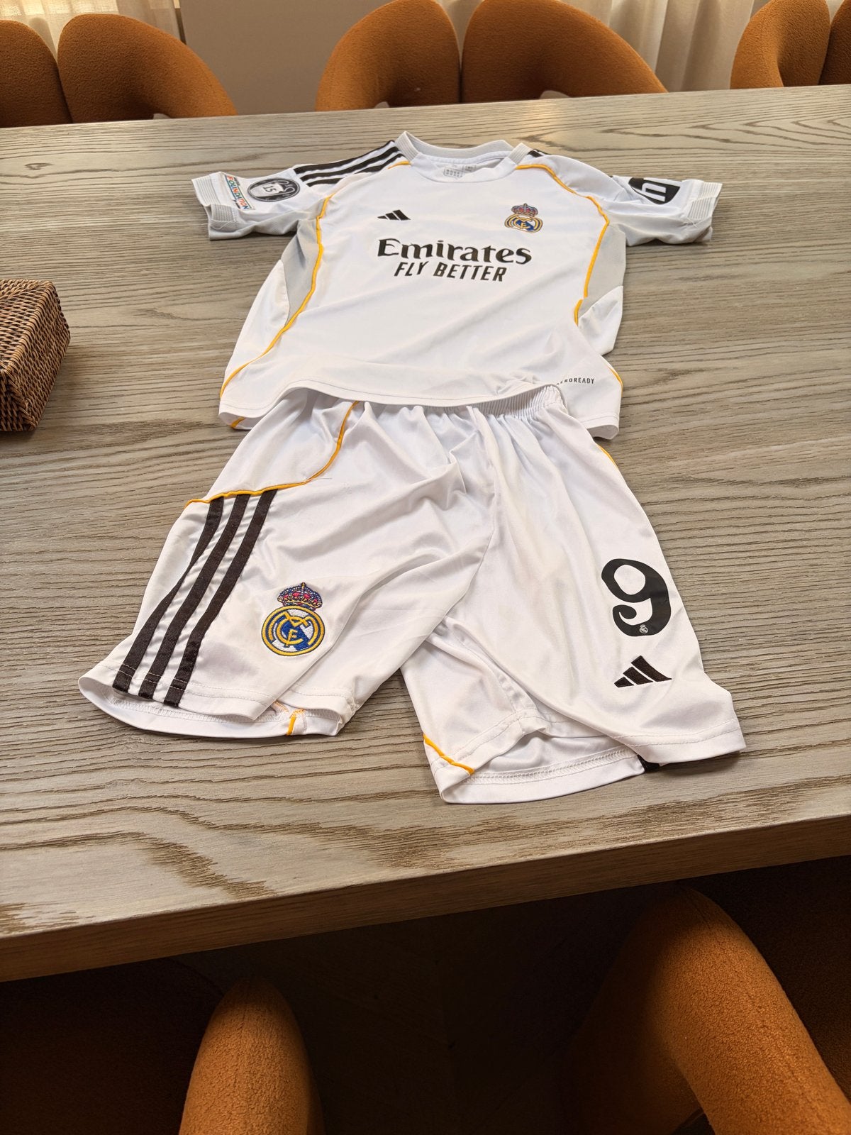 Real Madrid tenue Mbappe 9 - Kindermaat, Ophalen of Verzenden, Zo goed als nieuw, Jongen