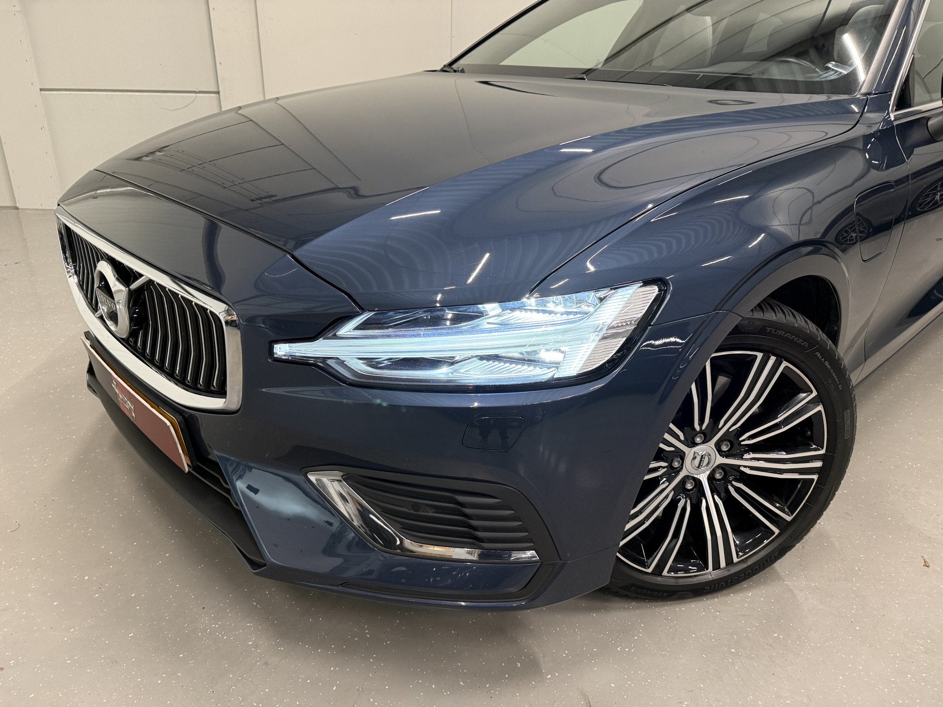 Volvo V60 T6 Recharge AWD PANO/TREKHAAK/HEAD-UP/H&K/360CAMER, Auto's, Automaat, Dealer onderhouden, Stof, Gebruikt