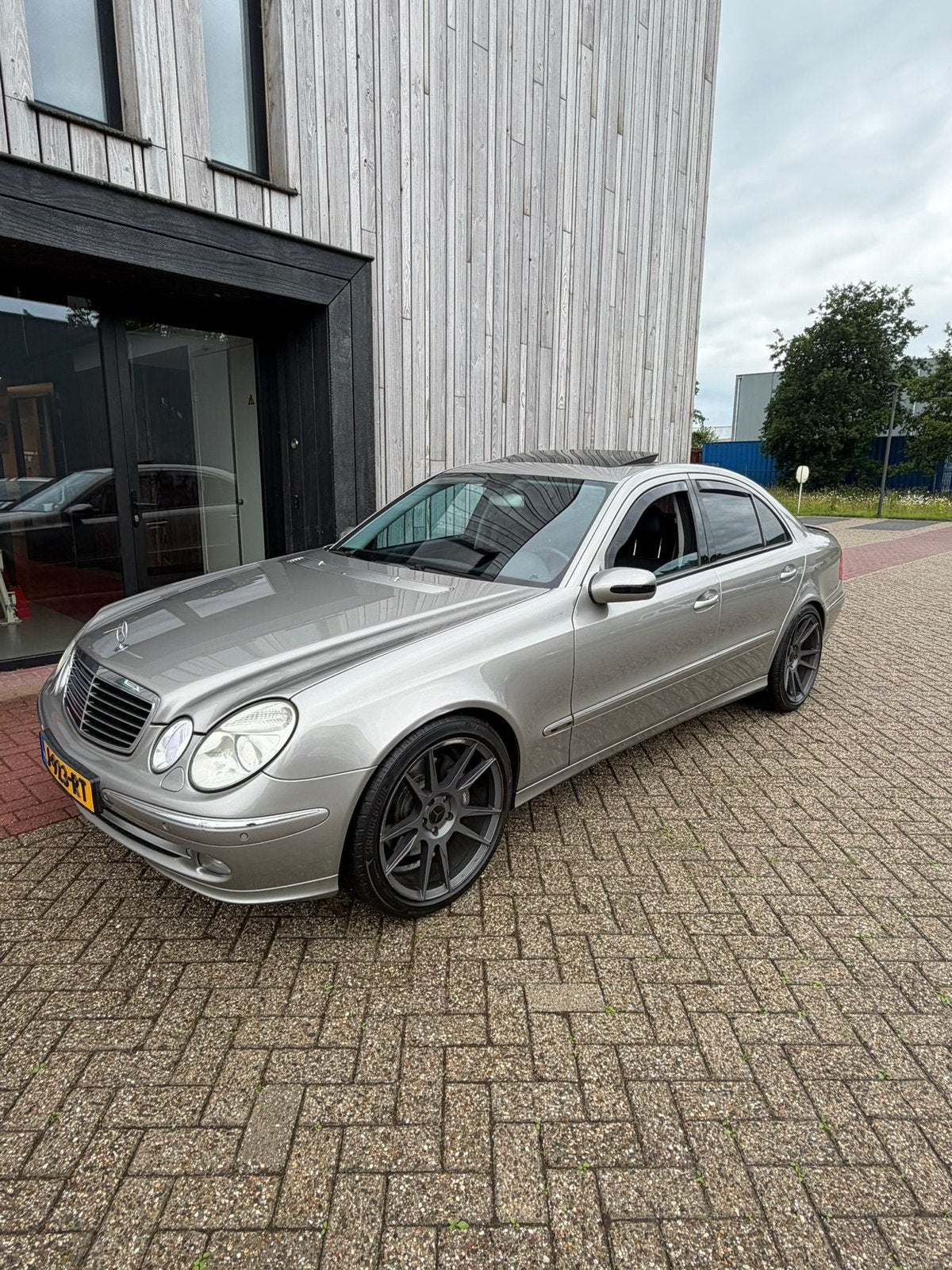Mercedes E-klasse 350 v6 zeer netjes, Auto's, Automaat, Stoelverwarming, 6 cilinders, 1900 kg