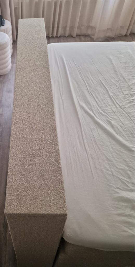 TV-lift bed 160cm - Teddystof beige, Huis en Inrichting, Slaapkamer | Bedden, Ophalen, Beige, Tweepersoons, Zo goed als nieuw