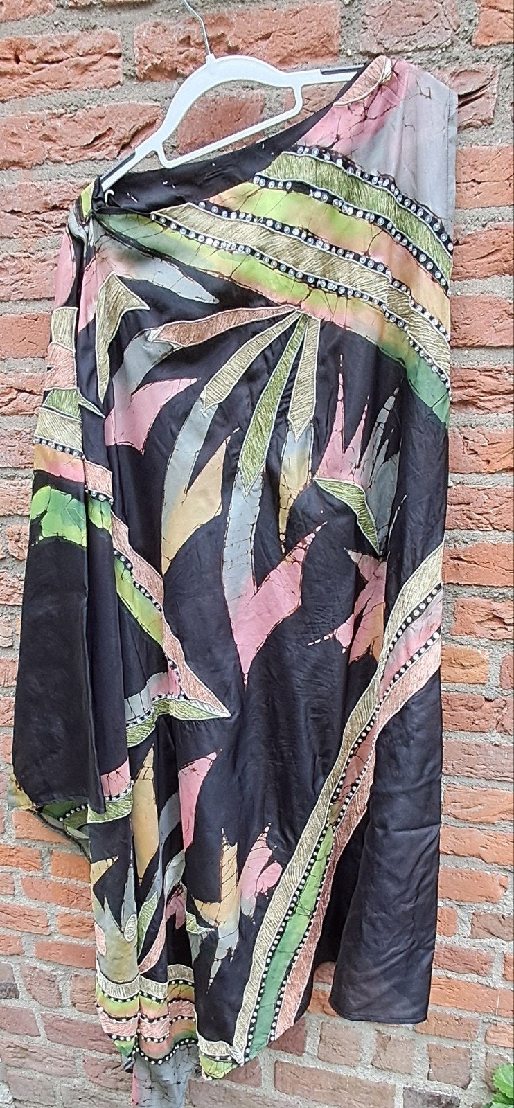 Zwarte Batik Jurk met Kleurrijke Bladeren en Kralen, Kleding | Dames, Jurken, Ophalen of Verzenden, Zo goed als nieuw