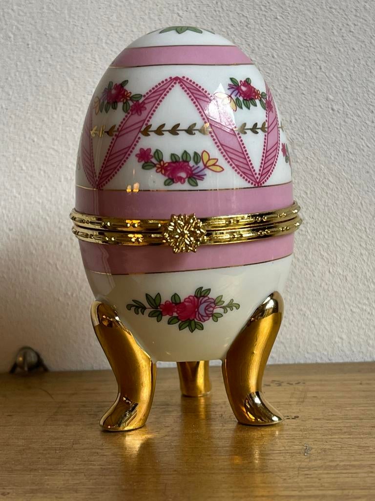Vintage Sieraden ei van porselein., Antiek en Kunst, Antiek | Porselein, Ophalen of Verzenden