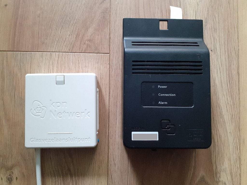 Genexis GMC-TK01-XGS2110-EU-1  + KPN FTU-TK01 aansluitpunt, Ophalen, Gebruikt, Router met modem, KPN Genexis