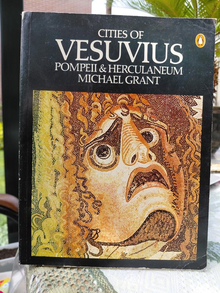 Cities of Vesuvius. Pompeii en Herculaneum. Michael Grant., Ophalen of Verzenden, Zo goed als nieuw, Overige onderwerpen
