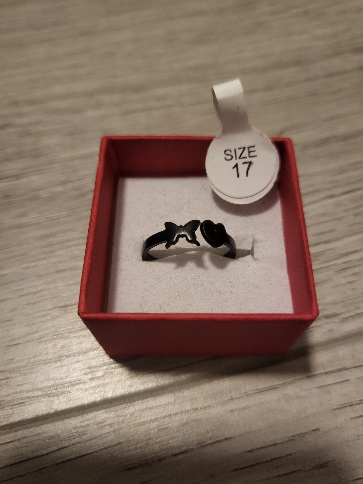 Nieuwe zwarte ring met vlinder en hartje, maat 17, Overige materialen, Zwart, Nieuw, Ophalen of Verzenden