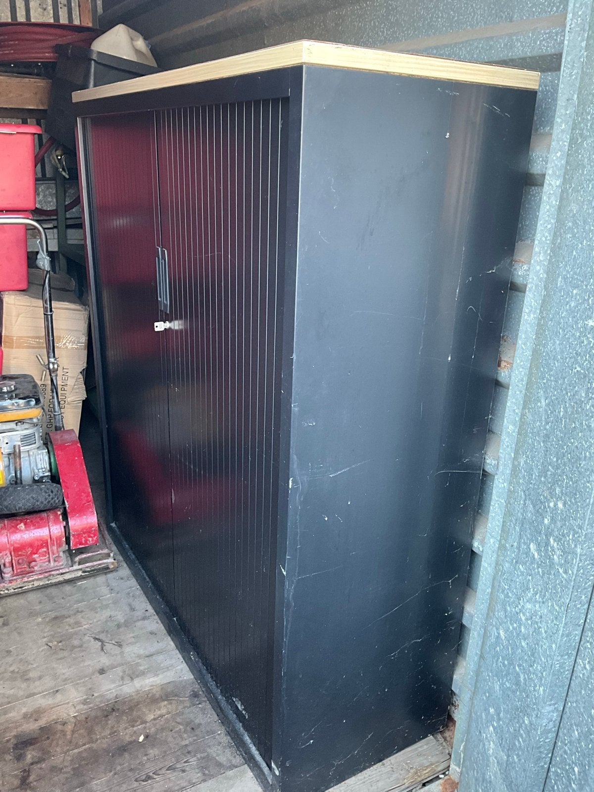Zwarte archiefkast met roldeuren en slot, Huis en Inrichting, Kasten | Roldeurkasten en Archiefkasten, Ophalen, Gebruikt, 100 tot 150 cm