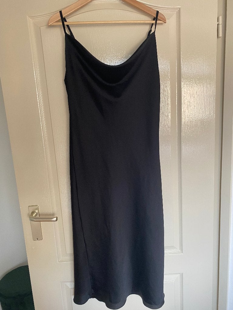 Jurk in satijnlook, Kleding | Dames, Maat 38/40 (M), Zwart, Ophalen of Verzenden, Onder de knie