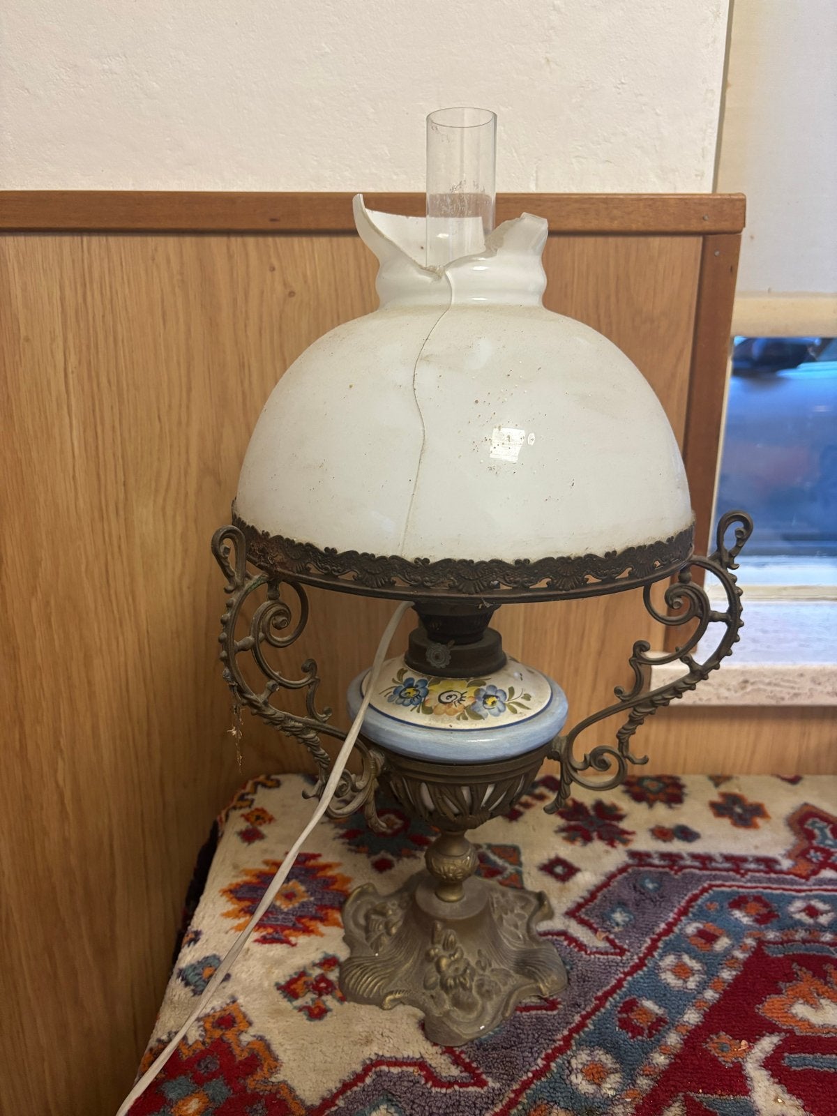 Antieke olielamp met opaline kap en decoratieve voet, Ophalen