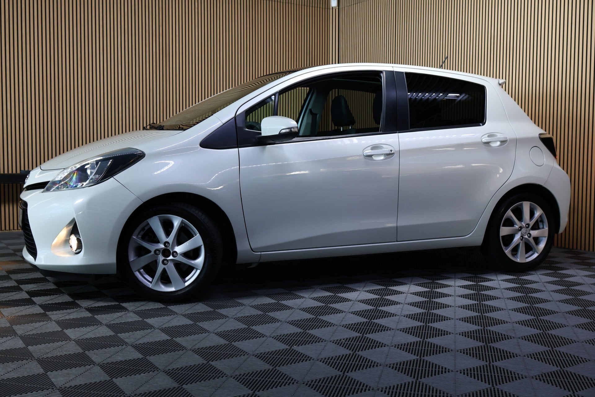 Toyota Yaris 1.5 Full Hybrid Aspiration PANO NAVI CLIMA CRUI, Auto's, Gebruikt, Zwart, 4 cilinders, Start-stop-systeem