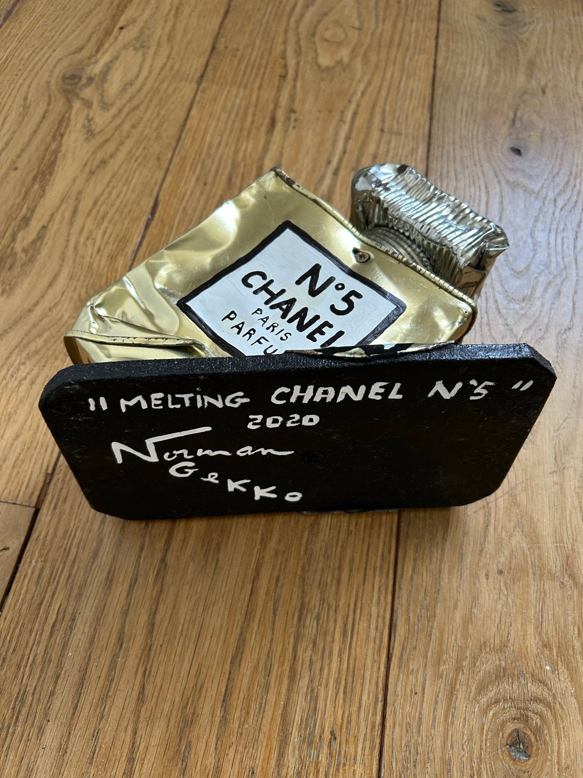 Unieke 'Melting Chanel N5' sculptuur van Norman Gekko, Overige onderwerpen, Minder dan 20 cm, Ophalen of Verzenden, Handgemaakt