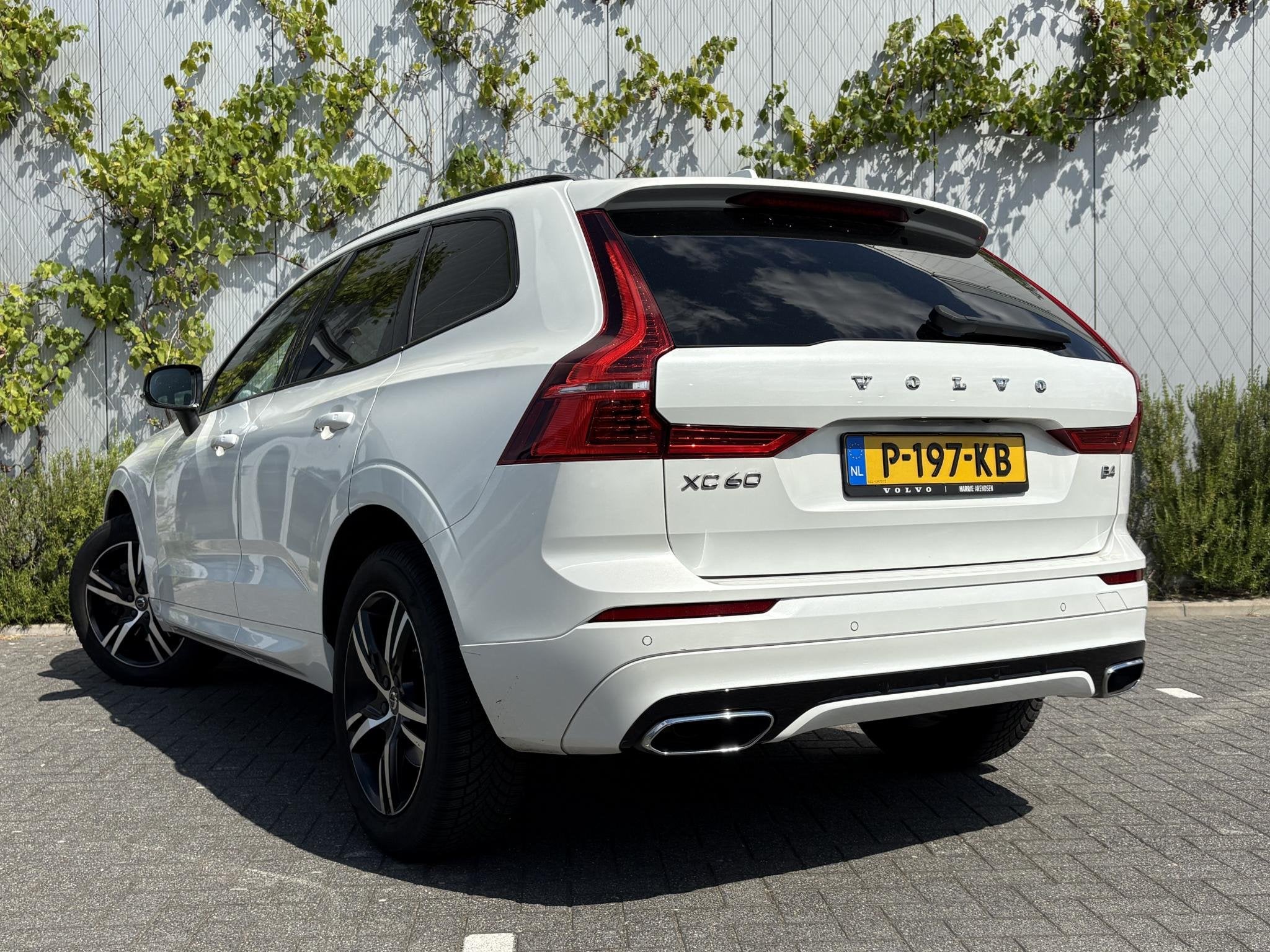 Volvo XC60 2.0 B4 R-Design | Panoramadak | Harman Kardon Aud, 12 maanden, Gebruikt, Euro 6, 4 cilinders