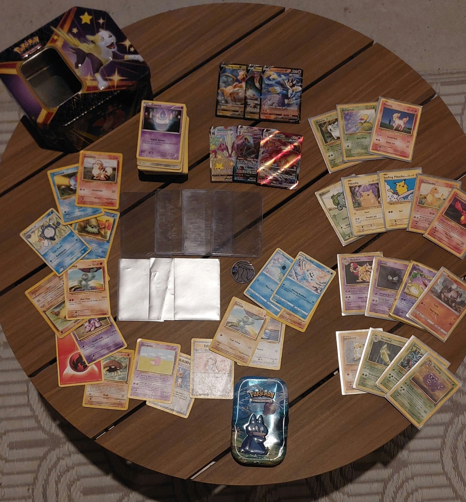 Grote verzameling Pokémon kaarten met blikken en accessoires, Ophalen of Verzenden, Nieuw, Meerdere kaarten, Foil