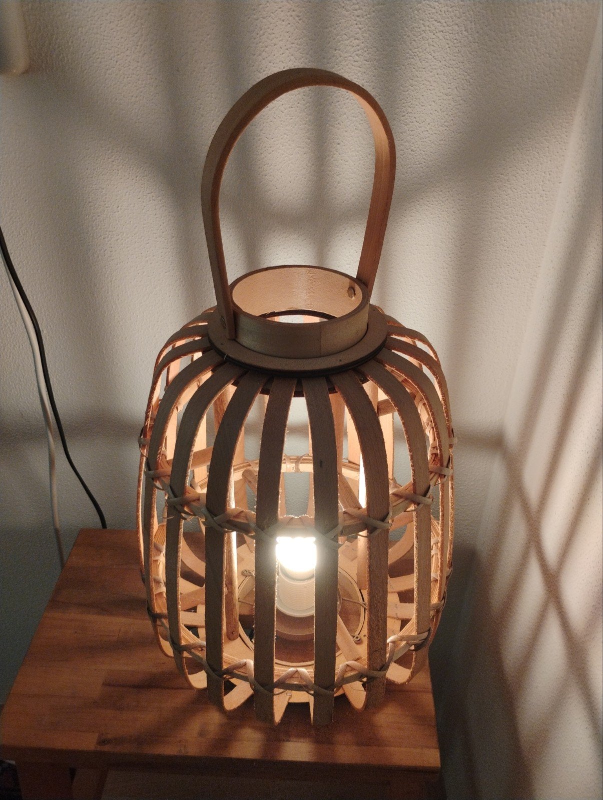 Houten bamboe tafellamp - 50 cm hoog, 27 cm rond, Huis en Inrichting, Lampen | Vloerlampen, Gebruikt, Natuurlijk materiaal, Boho, Scandinavisch, Natuurlijk