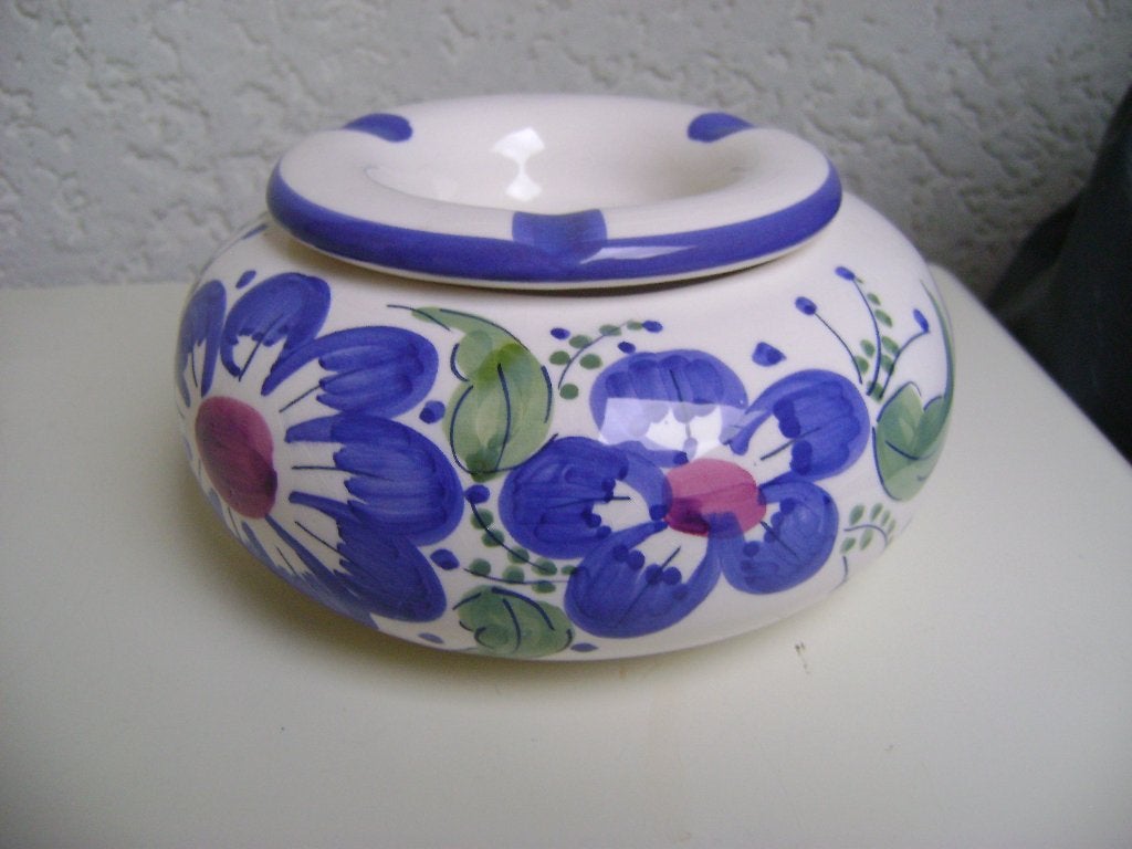 aardewerk asbak bloemmotief blauw/grijs/wit 15rondx8cm hoog, Ophalen of Verzenden, Nieuw, Asbak