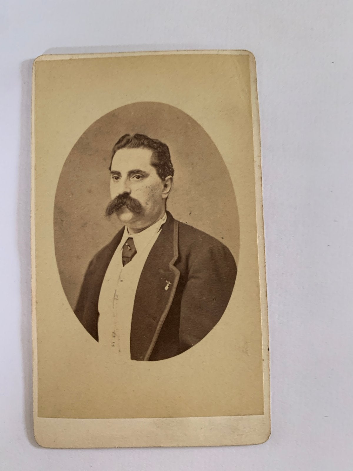 CDV Antieke foto van man met snor, W.C. van Dijk Utrecht, Gebruikt, Foto, Ophalen of Verzenden, Voor 1940
