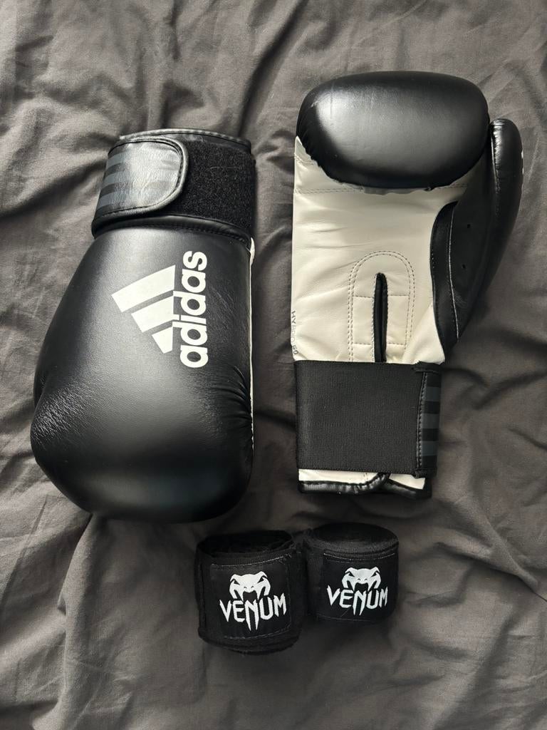 Zo goed als nieuwe Adidas bokshandschoenen & Venum bandage, Maat XS of kleiner, Ophalen of Verzenden, Zo goed als nieuw, Overige