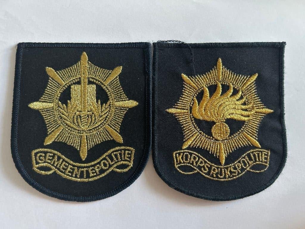 Set 2 vintage politieemblemen Gemeentepolitie & Rijkspolitie, Verzenden, Landmacht, Nederland, Embleem of Badge