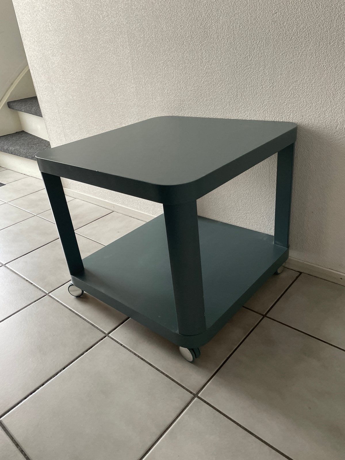 Twee groene IKEA bijzettafels op wieltjes!, Overige materialen, Gebruikt, 55 tot 75 cm, Rechthoekig