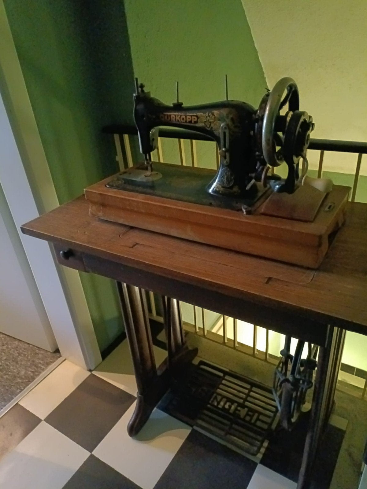 antieke naaimachine, Ophalen